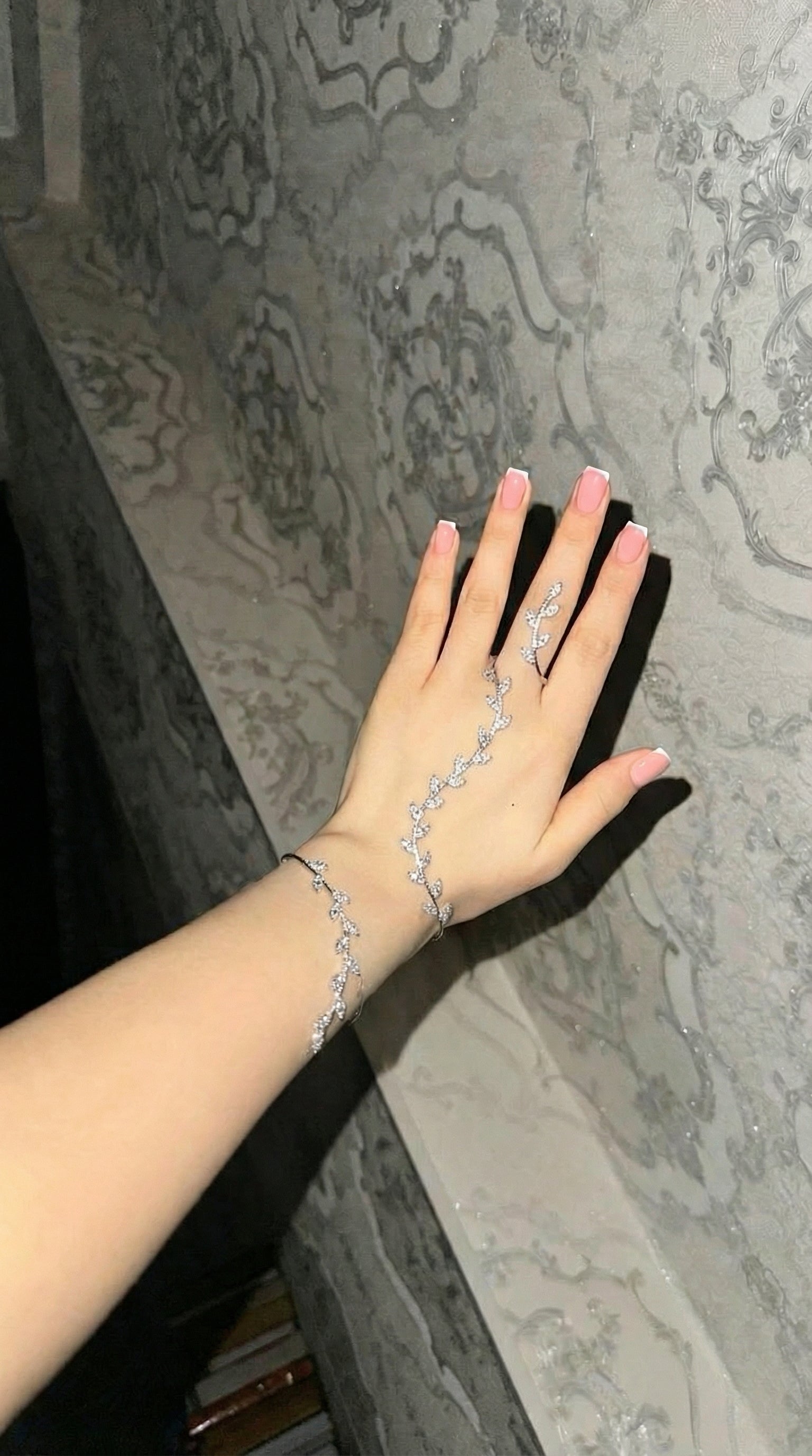 قلادة ورق الأشجار